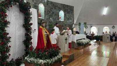 Fiéis participam da Missa das 15h30 na 63ª Festa do Bom Jesus em Campo Mendes